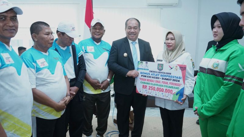 Bupati Asahan Serahkan Penghargaan kepada Insan Olahraga Berprestasi PON Aceh-Sumut 2024