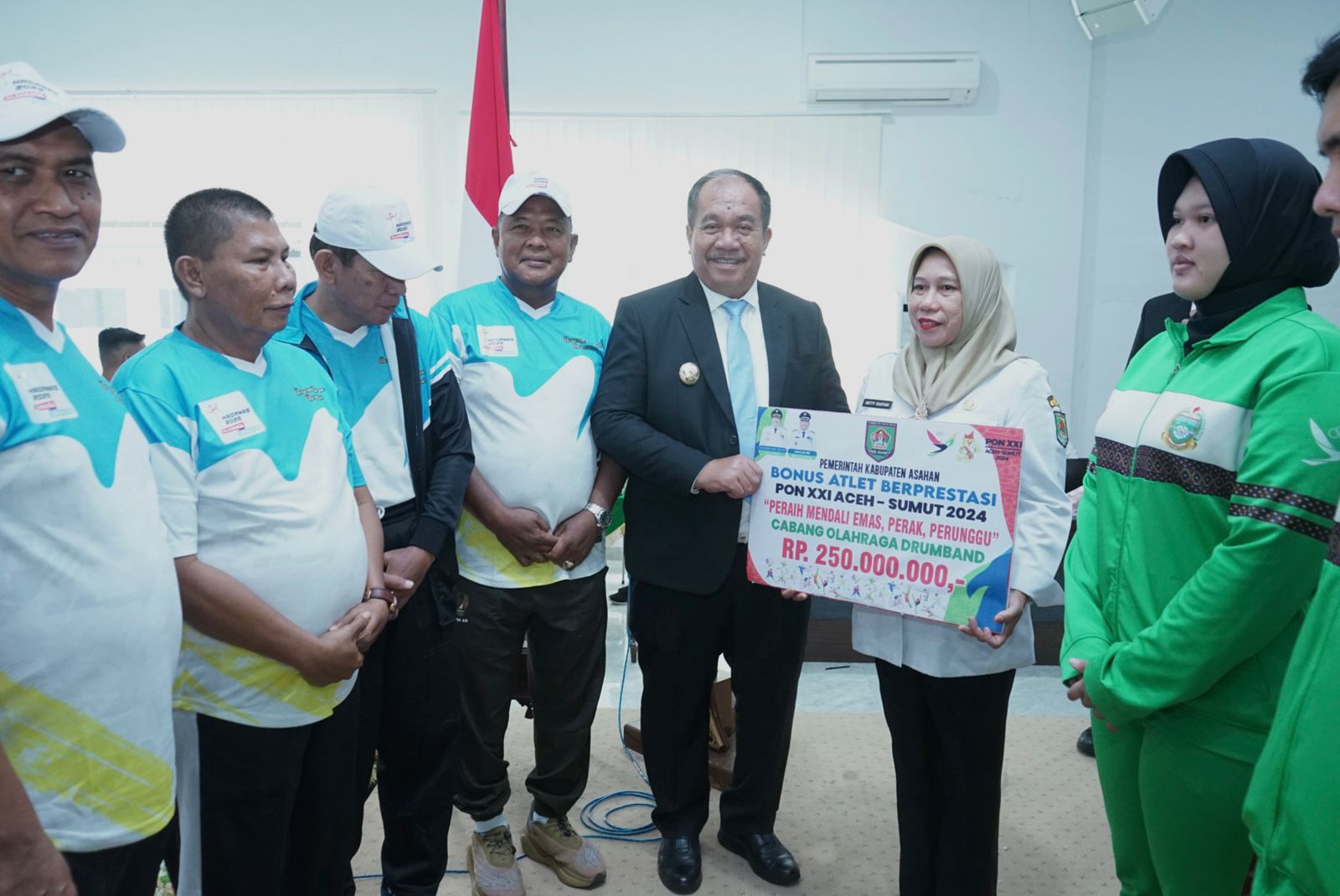 Bupati Asahan Serahkan Penghargaan kepada Insan Olahraga Berprestasi PON Aceh-Sumut 2024