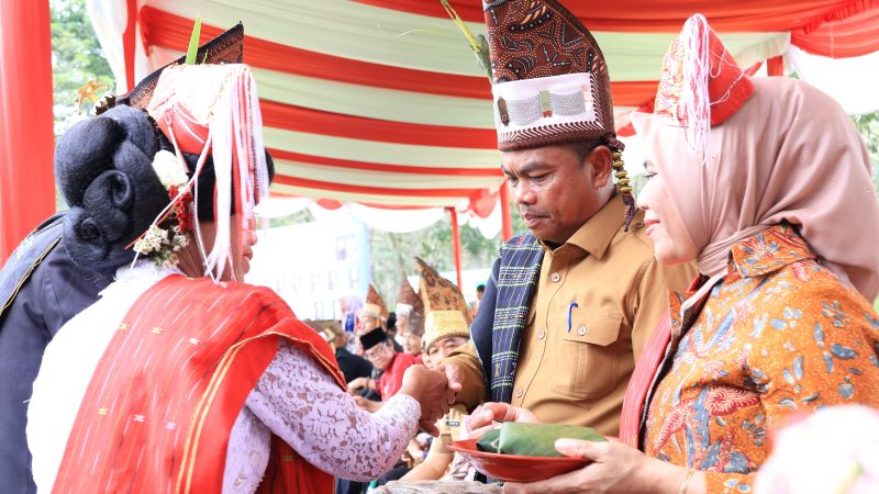 Hadiri Pelantikan Sepuluh Partuanon di Sipispis, Bupati Darma Wijaya Ditabalkan Marga Damanik