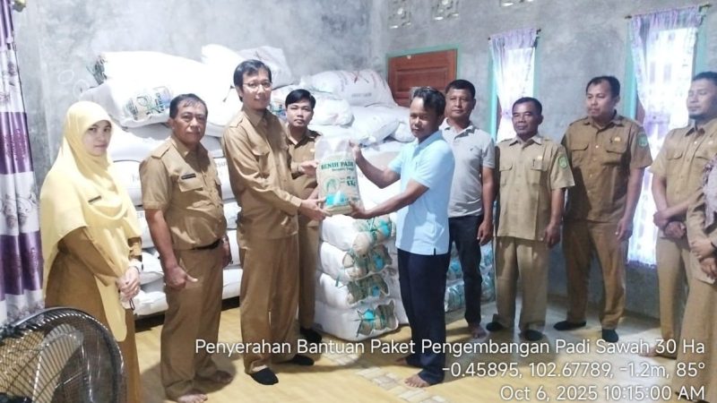 Kadistankan Inhu Serahkan Bantuan Benih Padi dan Pupuk Kepada Kelompok Tani