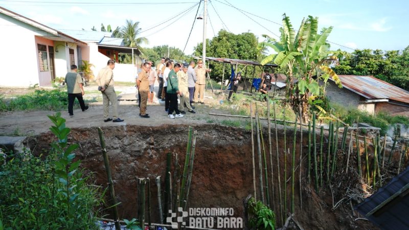 Bupati Baharuddin Siagian Tinjau Lokasi Tanah Longsor di Kecamatan Lima Puluh