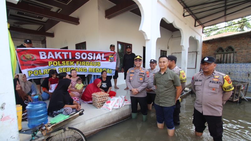 Polri Peduli, Polsek Firdaus Polres Sergai Salurkan Bantuan Korban Banjir