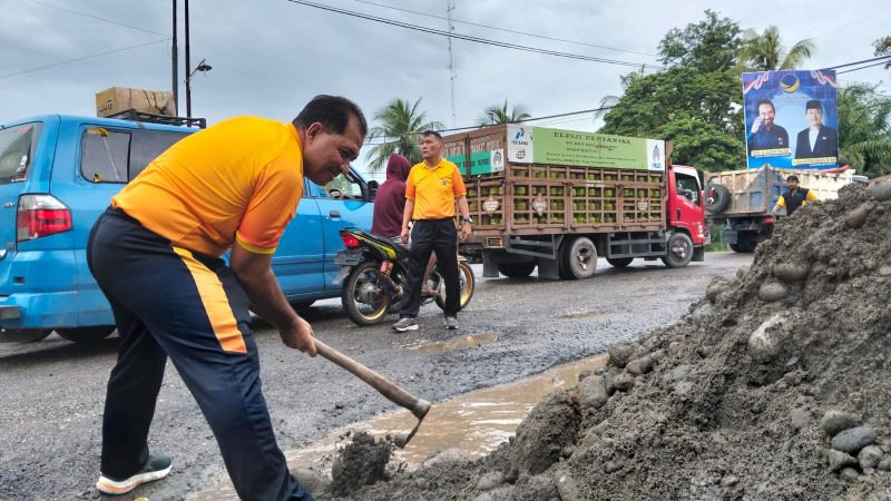 Demi Cegah Laka Lantas Personil Polsek Tanjung Pura, Timbun Jalan Berlubang Personil Polsek Tanjung Pura Bersama Warga