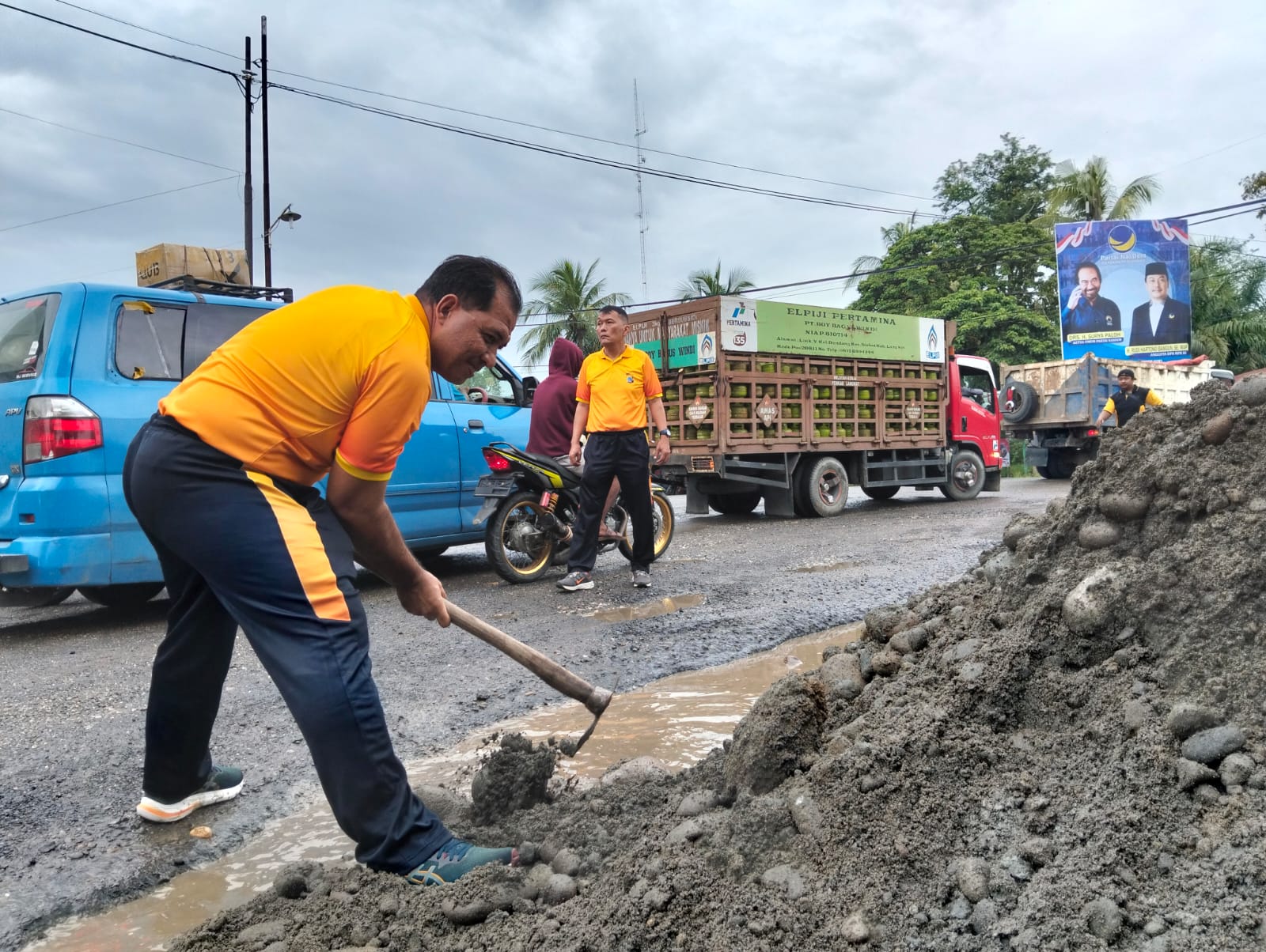 Demi Cegah Laka Lantas Personil Polsek Tanjung Pura, Timbun Jalan Berlubang Personil Polsek Tanjung Pura Bersama Warga