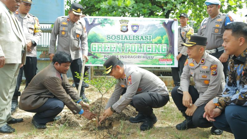 Minggu Kasih di Gereja, Kapolres Inhu Sosialisasi Green Policing dan Tanam Pohon Bersama Pendeta