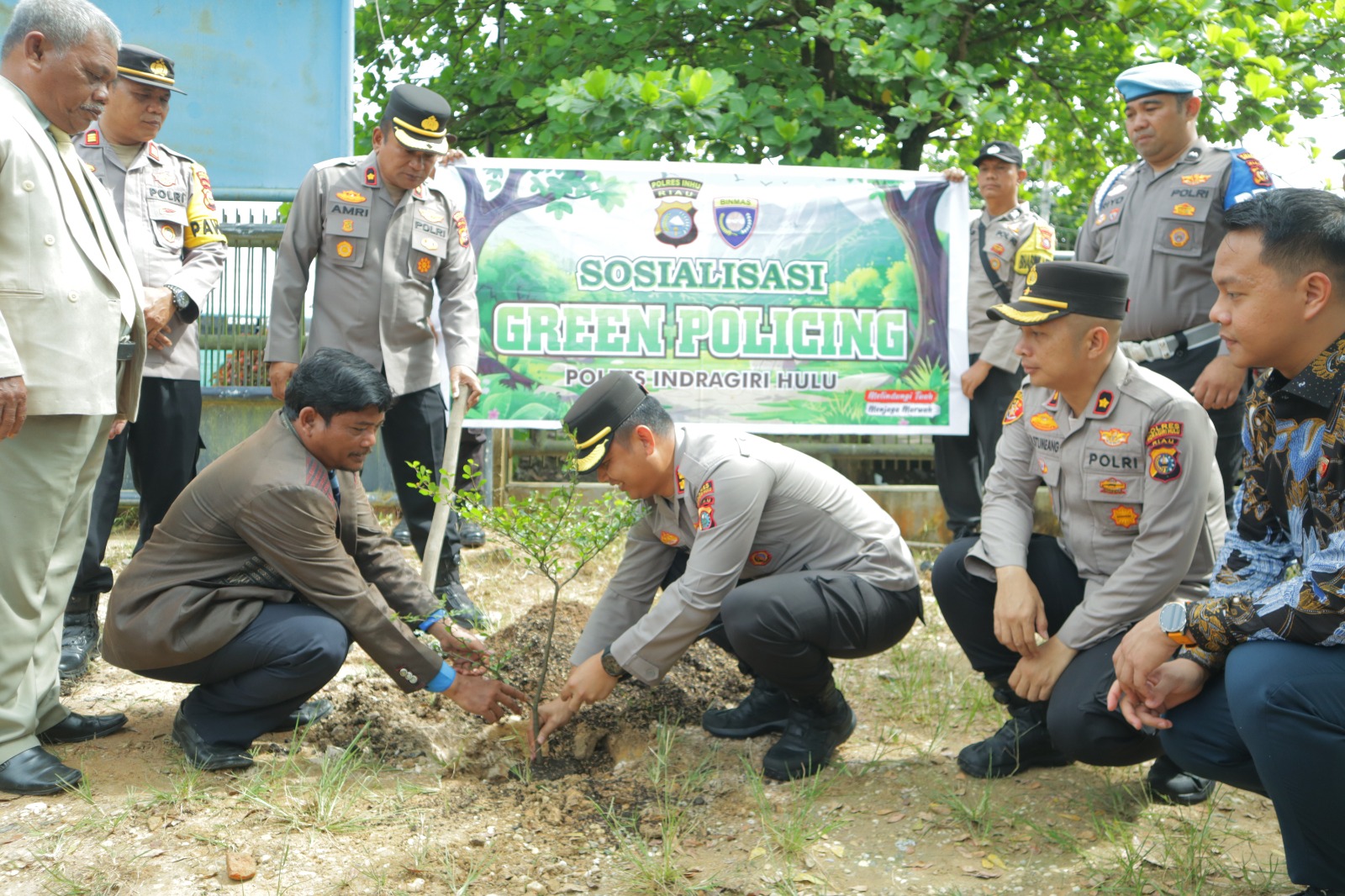 Minggu Kasih di Gereja, Kapolres Inhu Sosialisasi Green Policing dan Tanam Pohon Bersama Pendeta