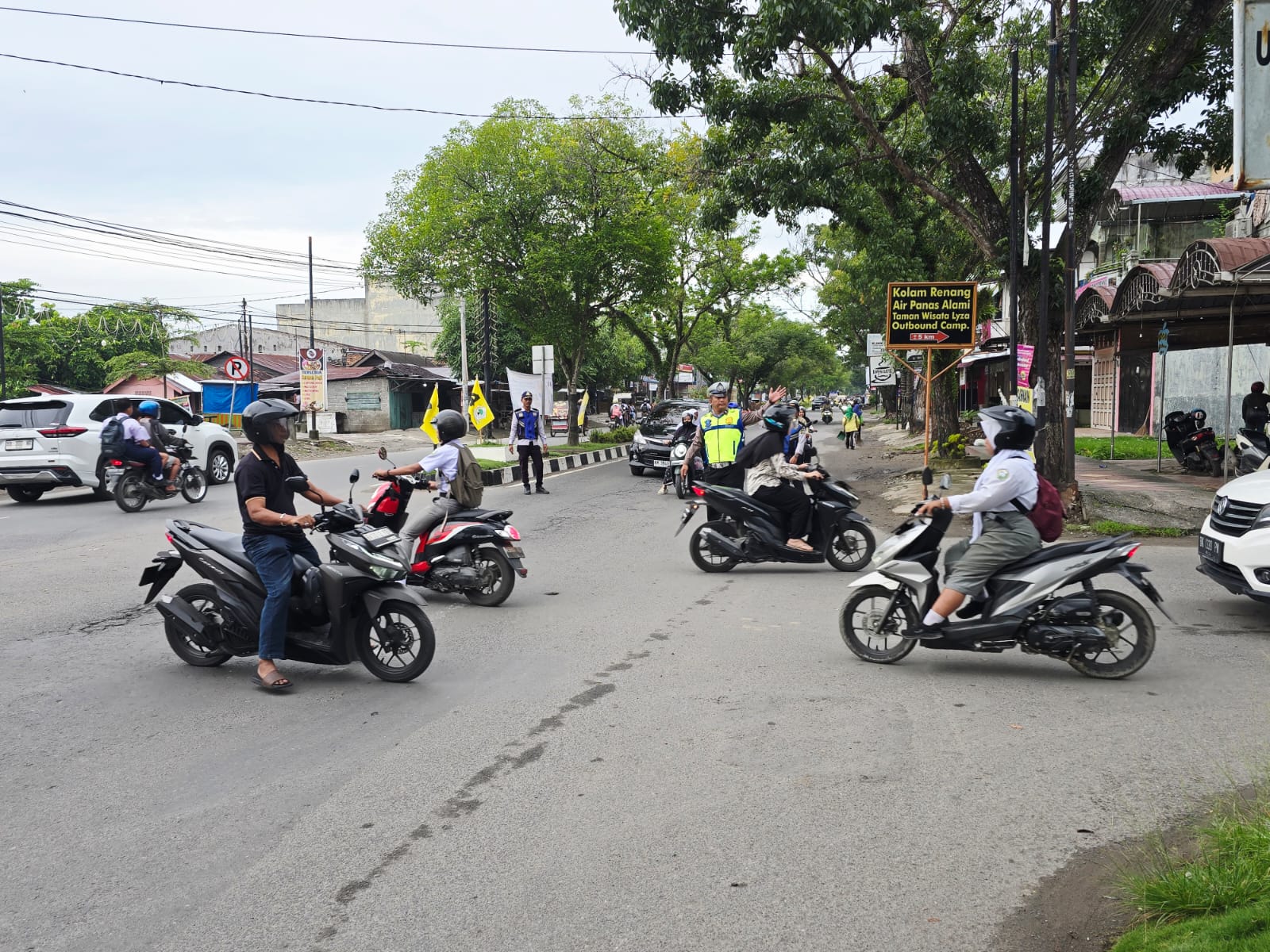 Sat Lantas Polres Langkat Kawal Kelancaran Aktivitas Masyarakat dan Pelajar Setiap Pagi