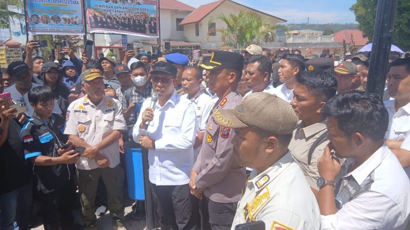 Ribuan Masyarakat Mitra Kerja TPL Lakukan Aksi Damai Di DPRD Taput Dan Serukan Nama Ephorus HKBP Untuk Diganti