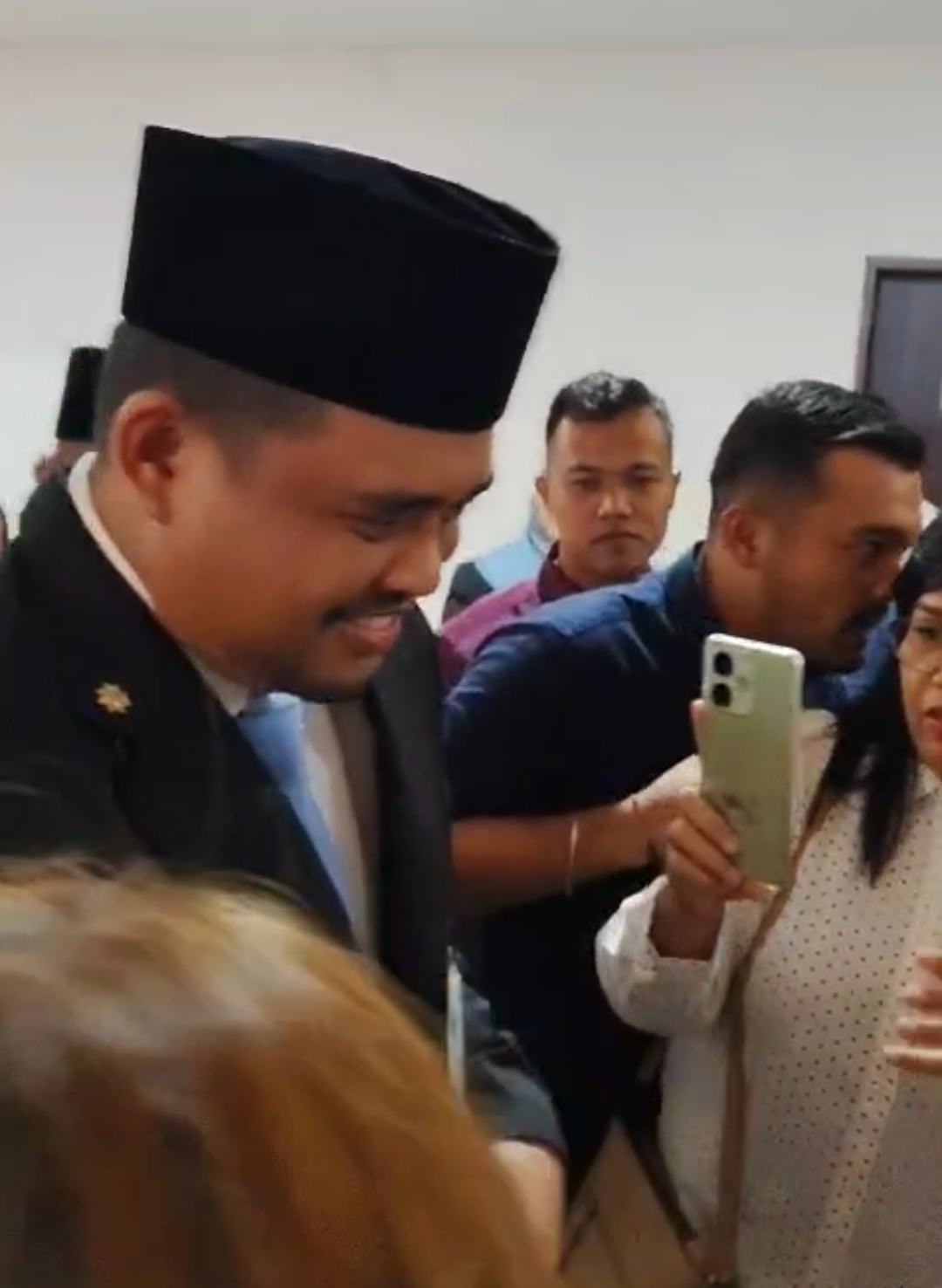 Oknum Protokol Suka ‘Angkat Telor’ Batasi Wartawan Saat Wawancarai Gubsu Bobby Nasution