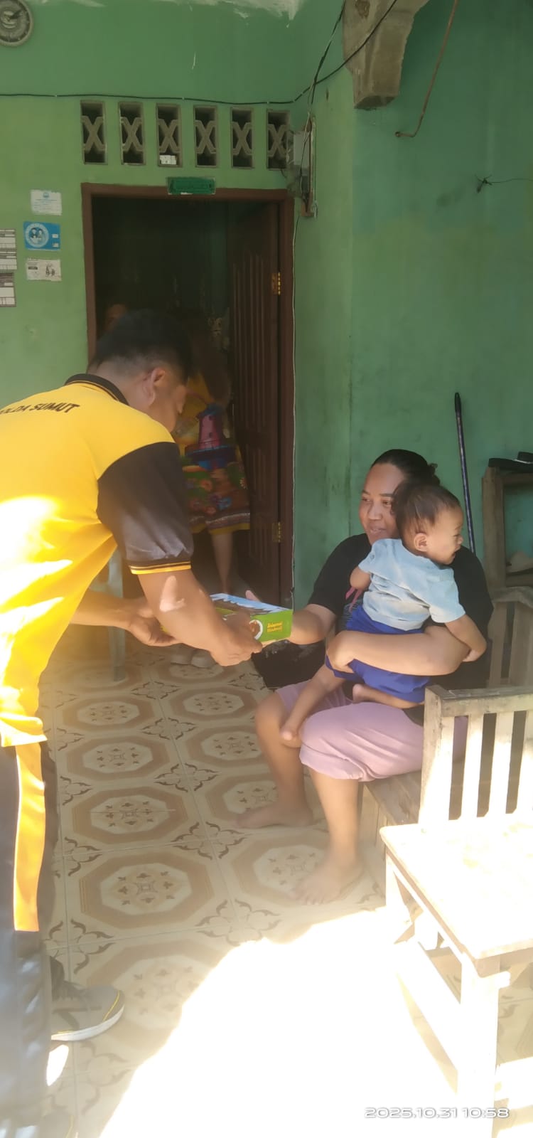 Polsek Bohorok Bagikan Nasi Kotak Untuk Warga Sekitar, Jum’at barokah