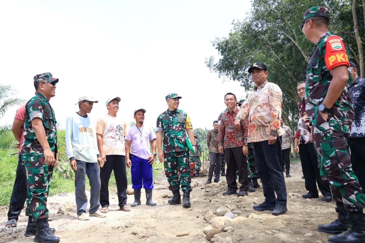 Bupati Sergai Apresiasi Sinergi TNI dan Warga dalam TMMD ke-126 di Dolok Masihul