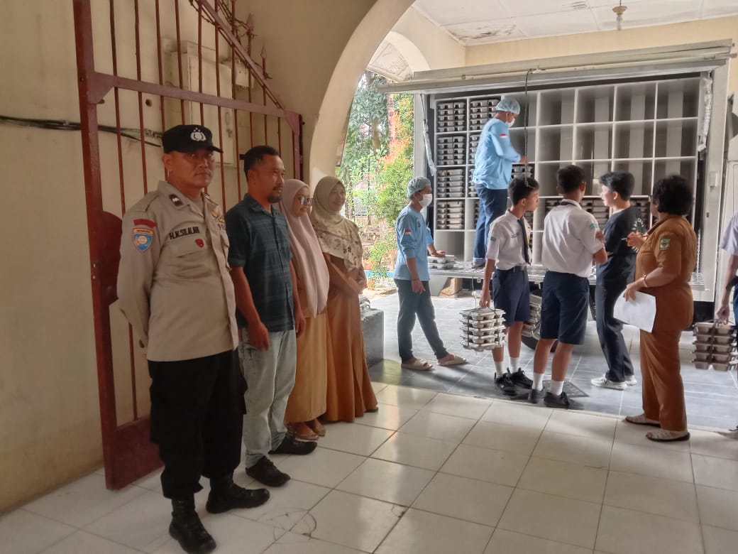 Dukung Program Pemerintah , Bhabinkamtibmas Polsek Siantar Timur Monitoring Distribusi 1044 Paket MBG di SMP N 1 Pematangsiantar