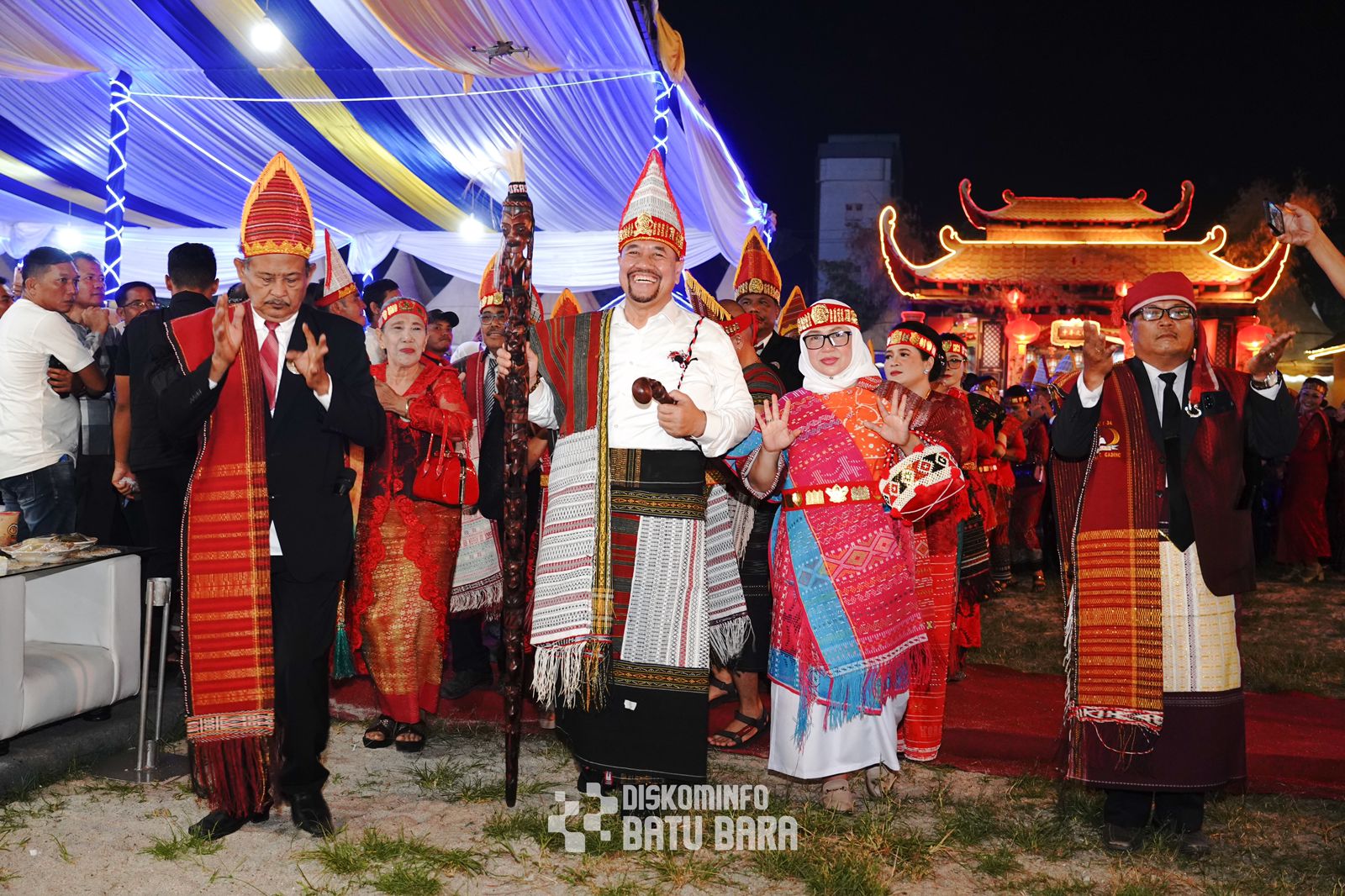 Pagelaran PSBD ke – VII Etnis Batak Toba, Bupati Baharuddin Siagian Terima Tanda Kehormatan Tongkat Tunggal Panaluan