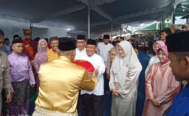 Tradisi Nganggung Sedulang Seribu Kisah Hadir Pada Festival Nganggung Saat Peringatan Maulid Nabi Muhammad SAW 1446 H/2025 M di Masjid Al Muqarrom Tuatunu