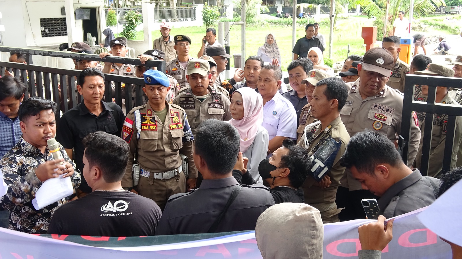 Aliansi Mahasiswa dan Pemuda Langkat Satu Gelar Aksi Damai di Kantor DPRD Langkat Desak Penutupan Diskotik Blue Night