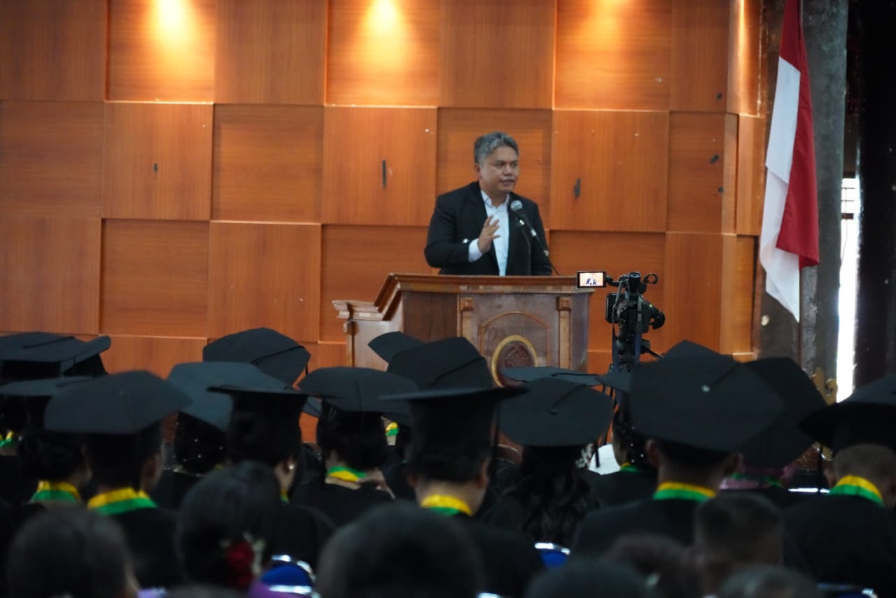 Wabup  Dr. Deni Parlindungan Lumbantoruan, ST, M. Eng, Ajak Perawat Muda Siap Go International pada Wisuda Akper Angkatan Ke-20