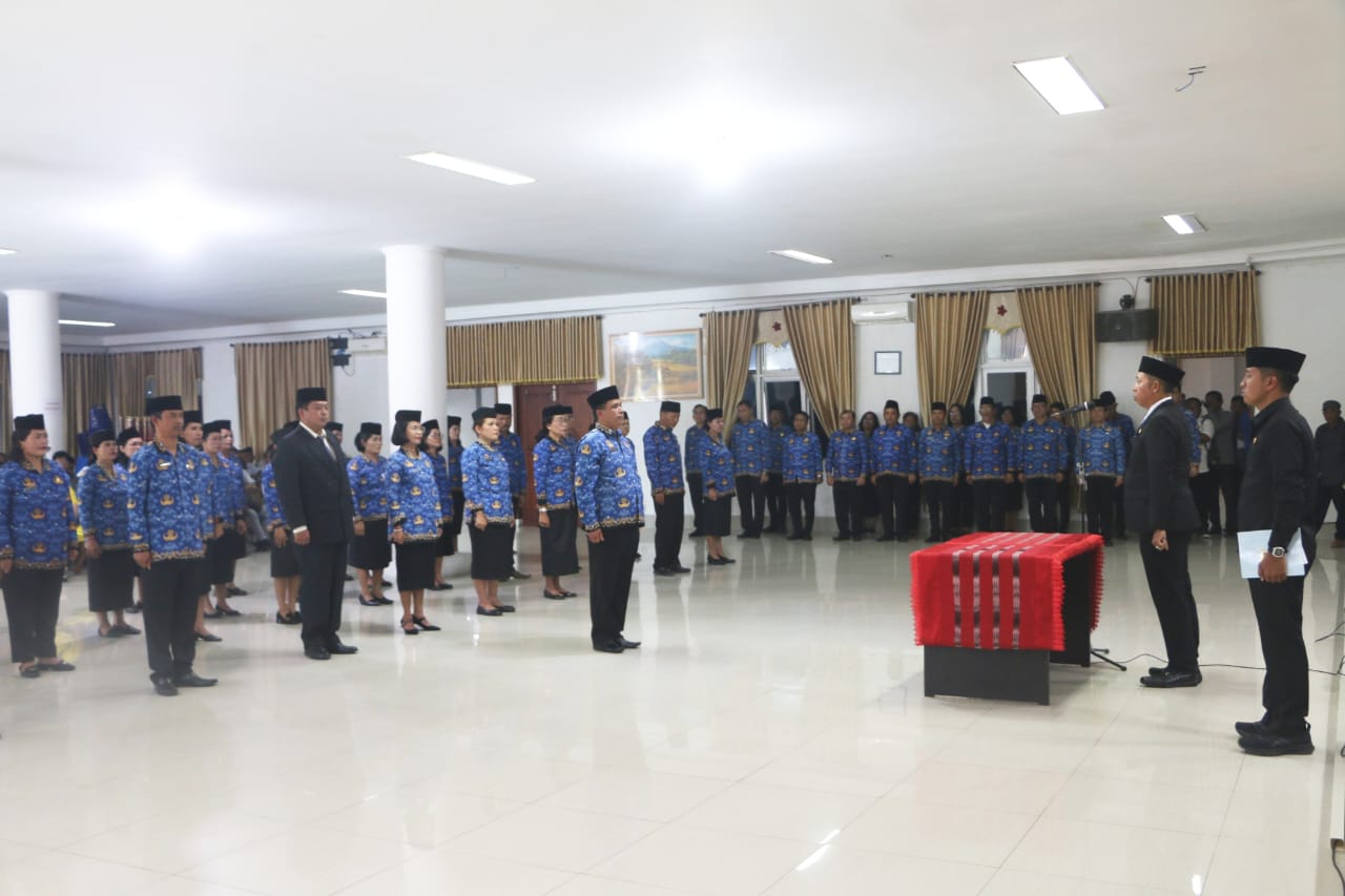 Bupati Taput Lantik 44 Kepsek dan Direktur PDAM Mual Tio, Tekankan Mutu Pendidikan dan Integritas 