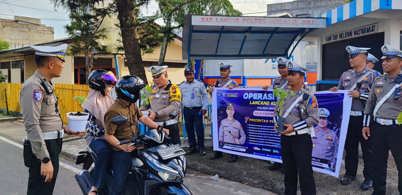 Polantas Inhu Operasi Zebra Lancang  Kuning Bagikan Bibit Pohon Bagi Pengendara