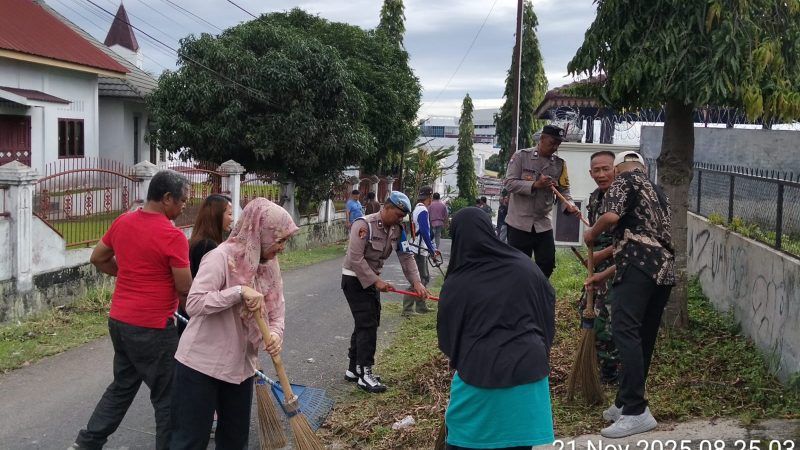 Personil Polsek Siantar Barat Ikut Serta Kegiatan Gotong Royong di Jalan Penyabungan