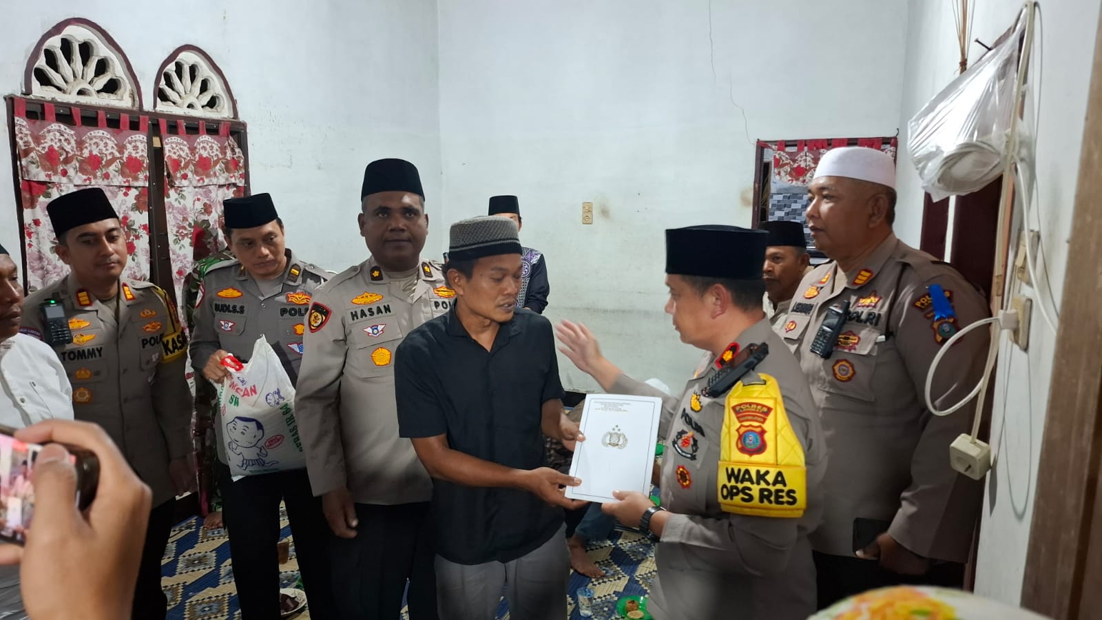 Hari Ketiga Almarhum Fadly Robby Korban Kecelakaan Lalu Lintas, Wakapolres Langkat Takziah di Rumah Duka