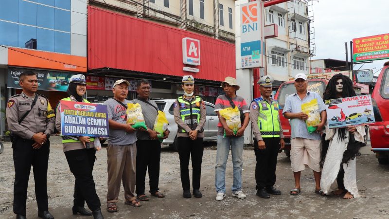 Sat Lantas Polres Sergai Giat Jumat Berkah Ditengah Operasi Zebra Toba 2025