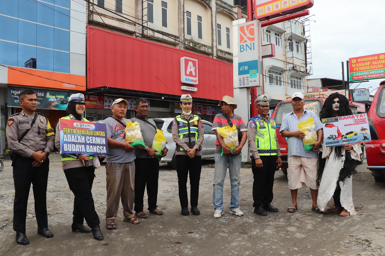 Sat Lantas Polres Sergai Giat Jumat Berkah Ditengah Operasi Zebra Toba 2025