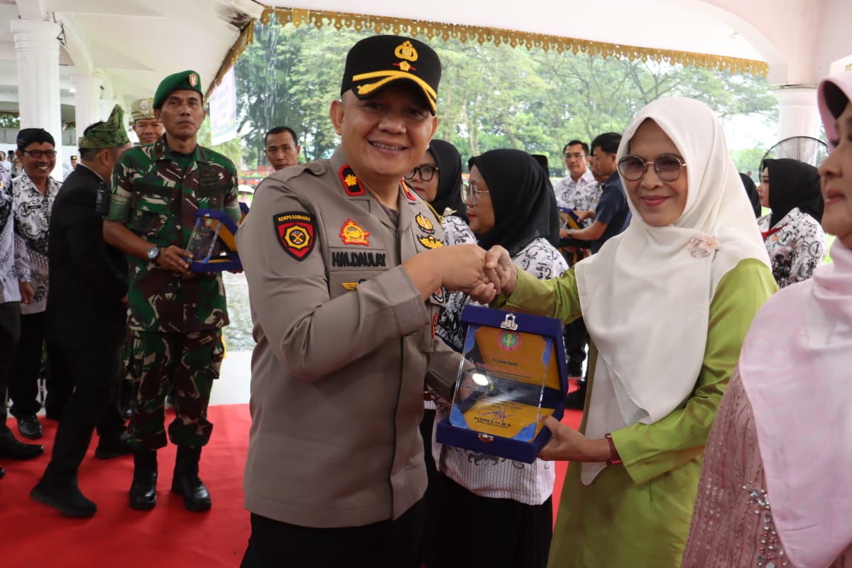 Wakapolres Langkat Hadiri Upacara HUT PGRI ke-80 dan Hari Guru Nasional 2025 di Alun-alun T. Amir Hamzah Stabat