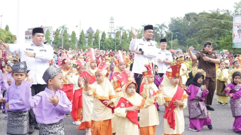 Meriahkan HGN KE 80 Tahun, Anak Kelompok Bermain dan TK Se Kecamatan Rengat Barat Inhu  Tampilkan Tari Zapin Massal dengan Bupati dan Ketua DPRD