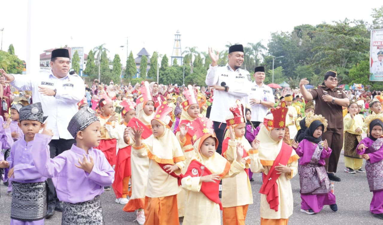Meriahkan HGN KE 80 Tahun, Anak Kelompok Bermain dan TK Se Kecamatan Rengat Barat Inhu  Tampilkan Tari Zapin Massal dengan Bupati dan Ketua DPRD
