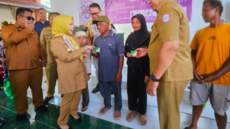 Semarak HUT ke-25 Gorontalo Dari Desa Daenaa : Gubernur dan Wakil Serahkan Kartu Jamsostek