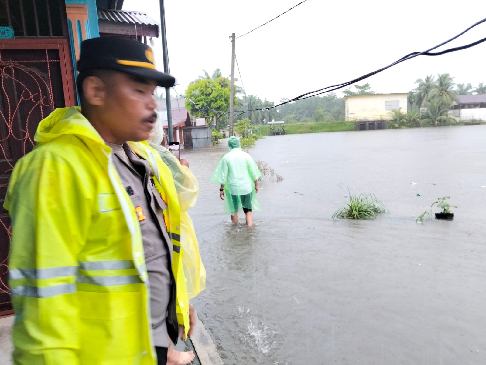 Hujan Tiga Hari Berturut-turut Rendam Tanjung Pura, Polsek Lakukan Monitoring dan Pengamanan