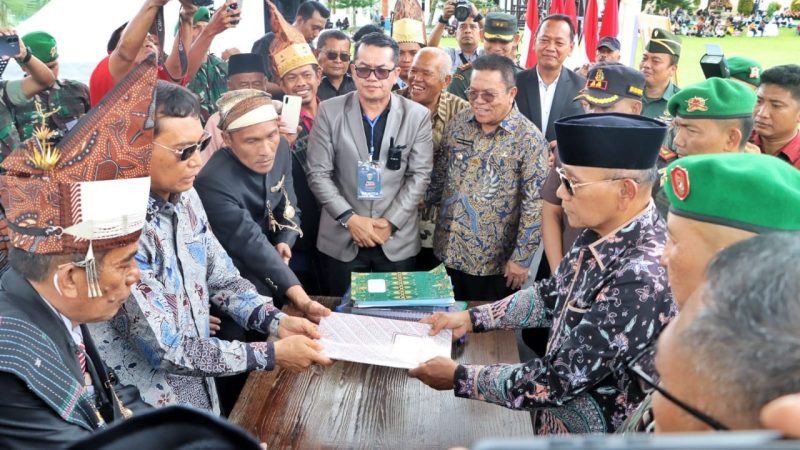 Pemerintah Kabupaten Simalungun Terima Simbol-Simbol Pahlawan Nasional Tuan Rondahaim dari Ahli Waris