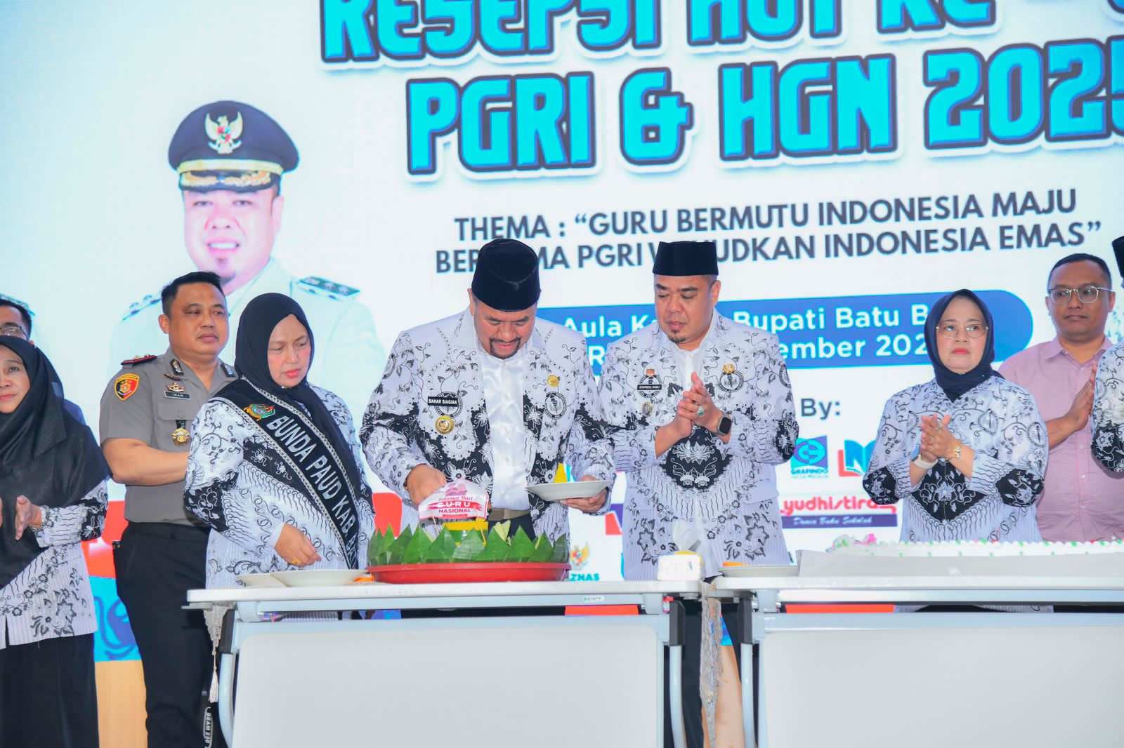 Bupati Baharuddin Siagian Hadiri Perayaan HUT ke – 80 PGRI dan Hari Guru, Apresiasi Para Guru