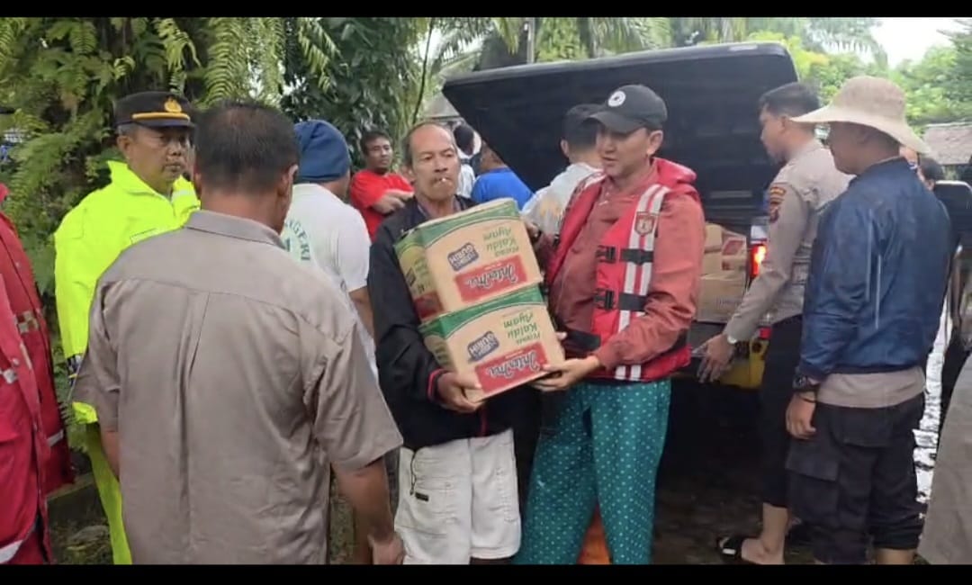 Polres Langkat Polda Sumatera Utara Salurkan Bantuan Sembako dan Nasi Bungkus ke Pengungsi