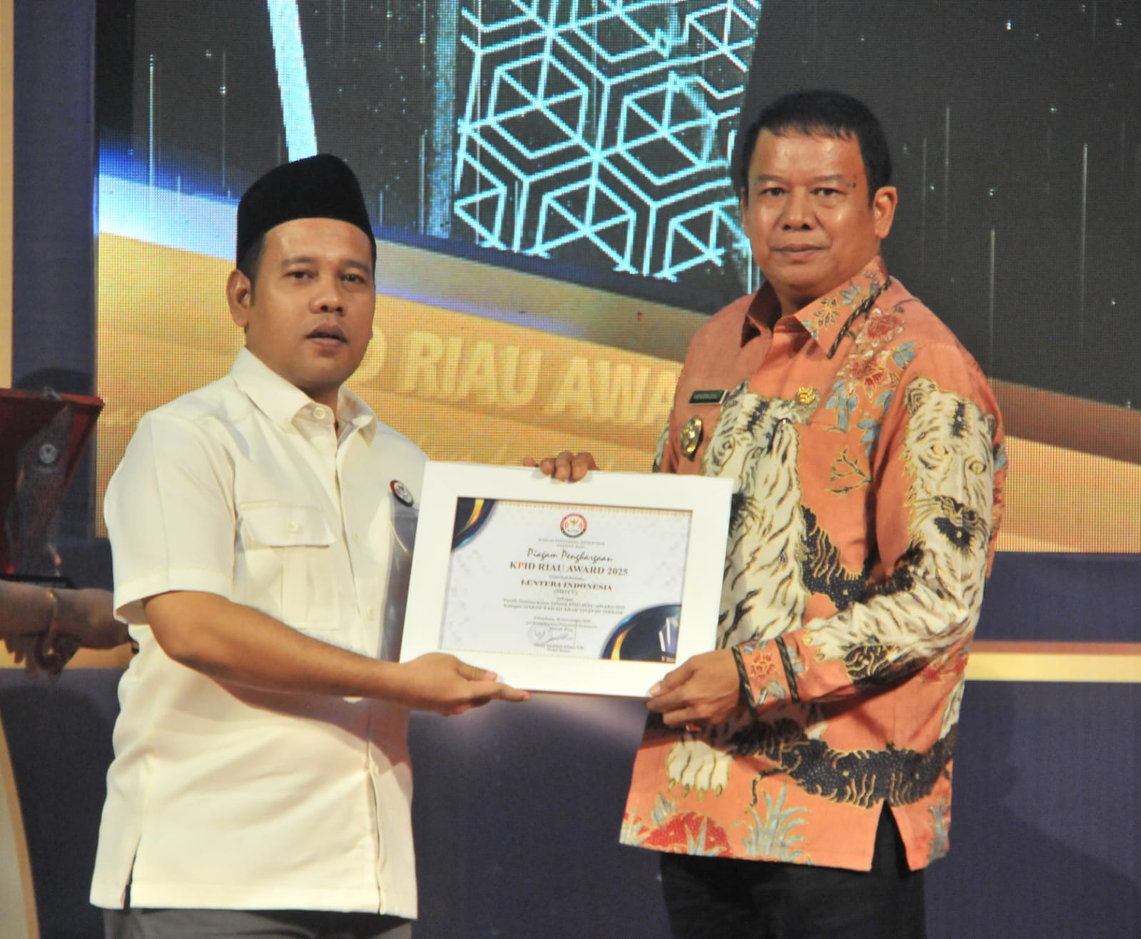 Pemkab Inhu Terima Piagam Perhargaan dari KPID Riau