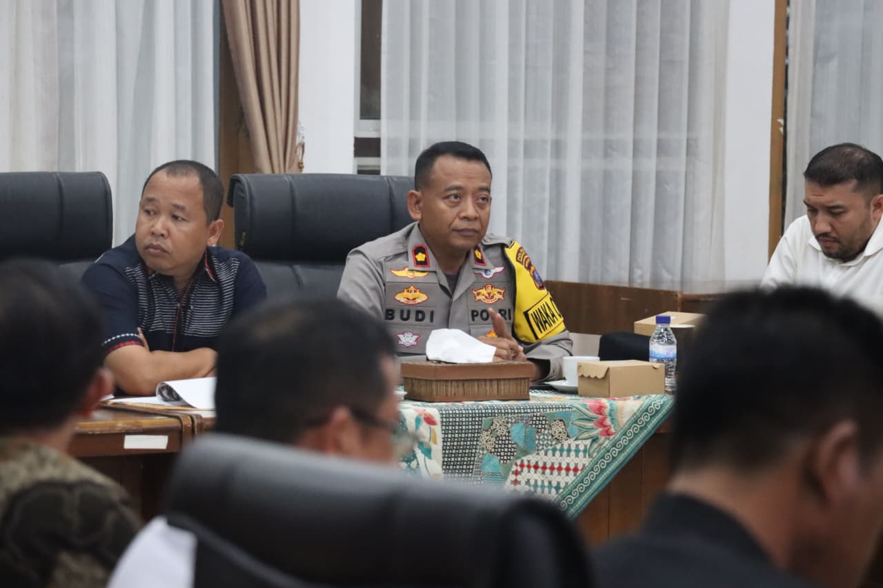 Wakapolres Pematangsiantar Hadiri Rapat Koordinasi Kondisi Cuaca Ekstrem di Ruang Data