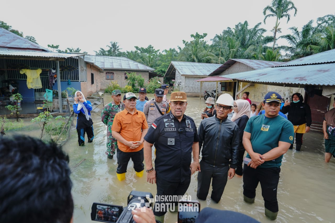 Bupati Baharuddin Siagian Tinjau Lokasi Terdampak Banjir Akibat Curah Hujan Tinggi