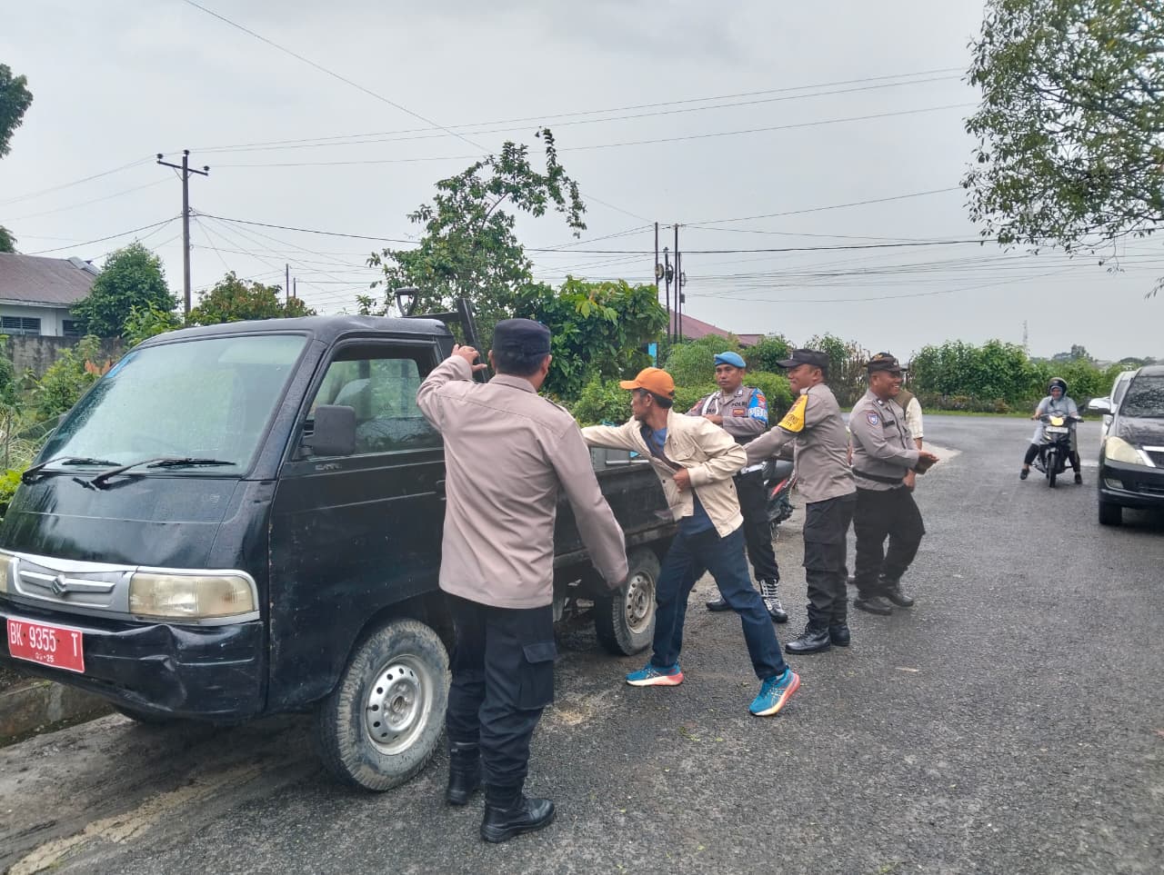 Bersama Personil dan Masyarakat, Kapolsek Siantar Selatan Laksanakan Gotong Royong di Jalan Marimbun