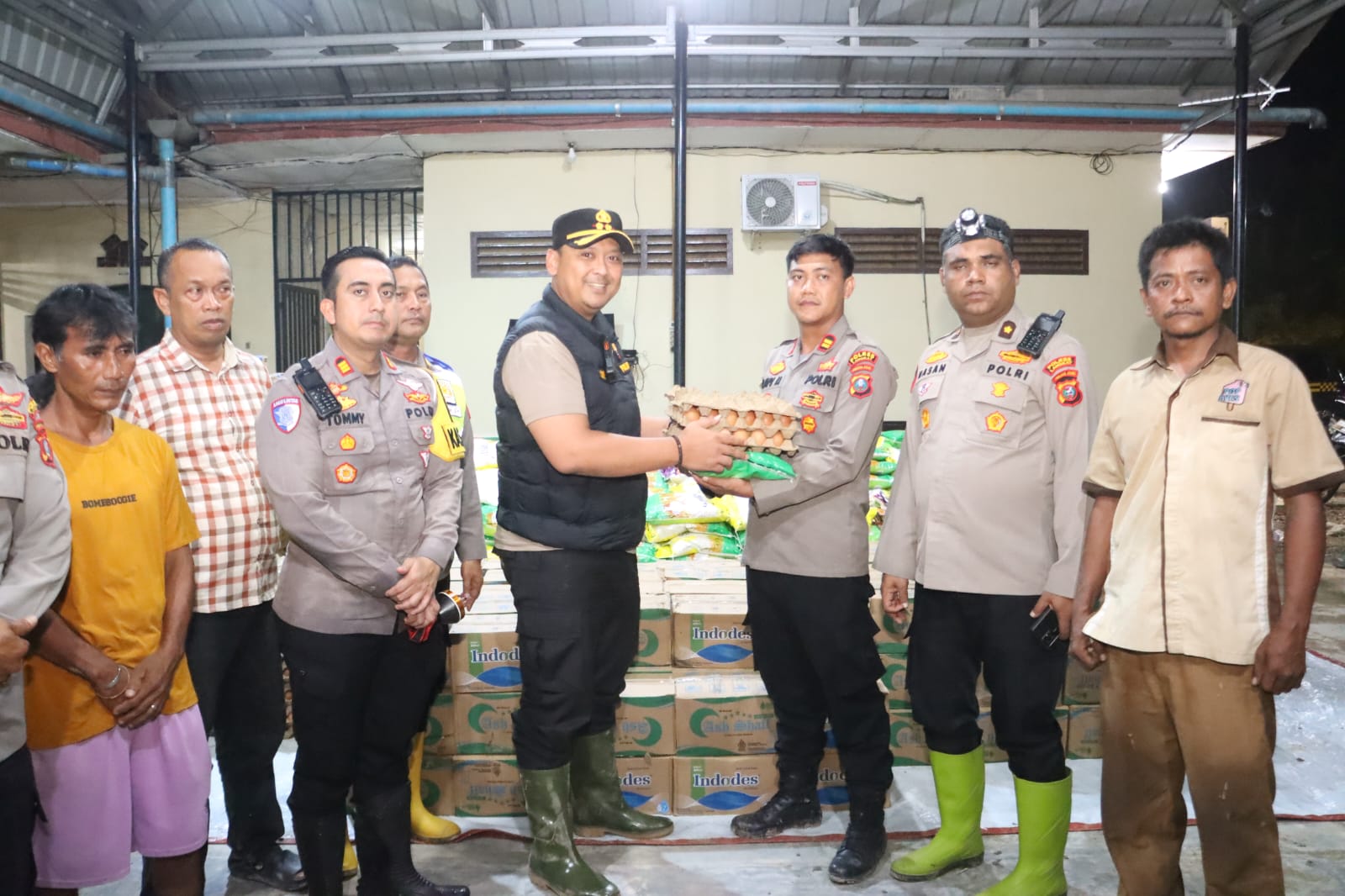 Polres Langkat Salurkan Bansos Kapolda Sumut untuk Pengungsi Banjir di Padang Tualang