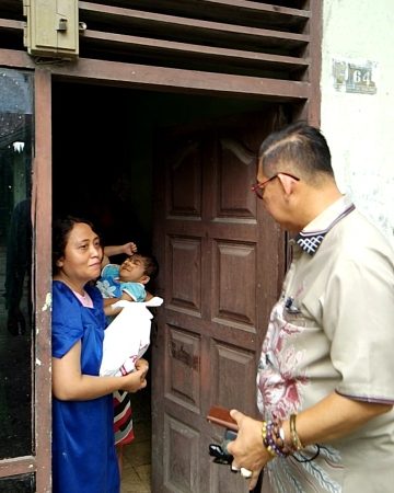 Menyambut Imlek 2577 Kongzili dan Hari Valentin, Ketua DPRD Medan Beri Susu dan Vitamin Kepada Balita Stunting
