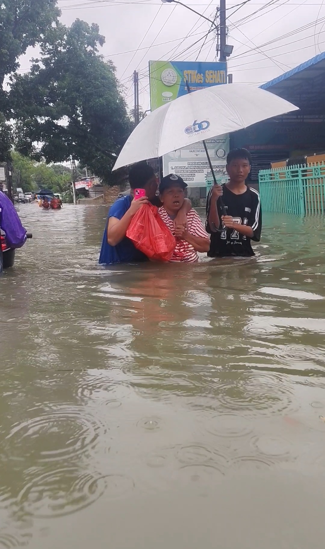 Derita Tak Berujung, Banjir Melumpuhkan Medan dan Sumatera Utara