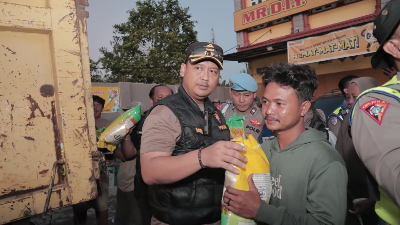 Kapolres Langkat Salurkan Bansos Kapolda Sumut ke Pengungsi Banjir di Tanjung Pura