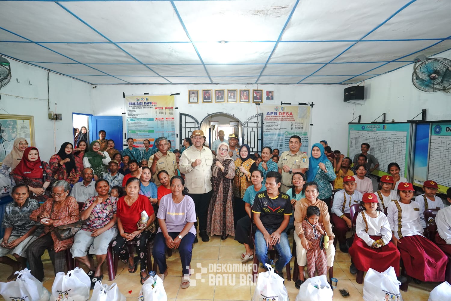 Bupati Baharuddin Siagian dan TP-PKK Serahkan Bantuan di Desa Limau sundai Yang Terdampak Banjir