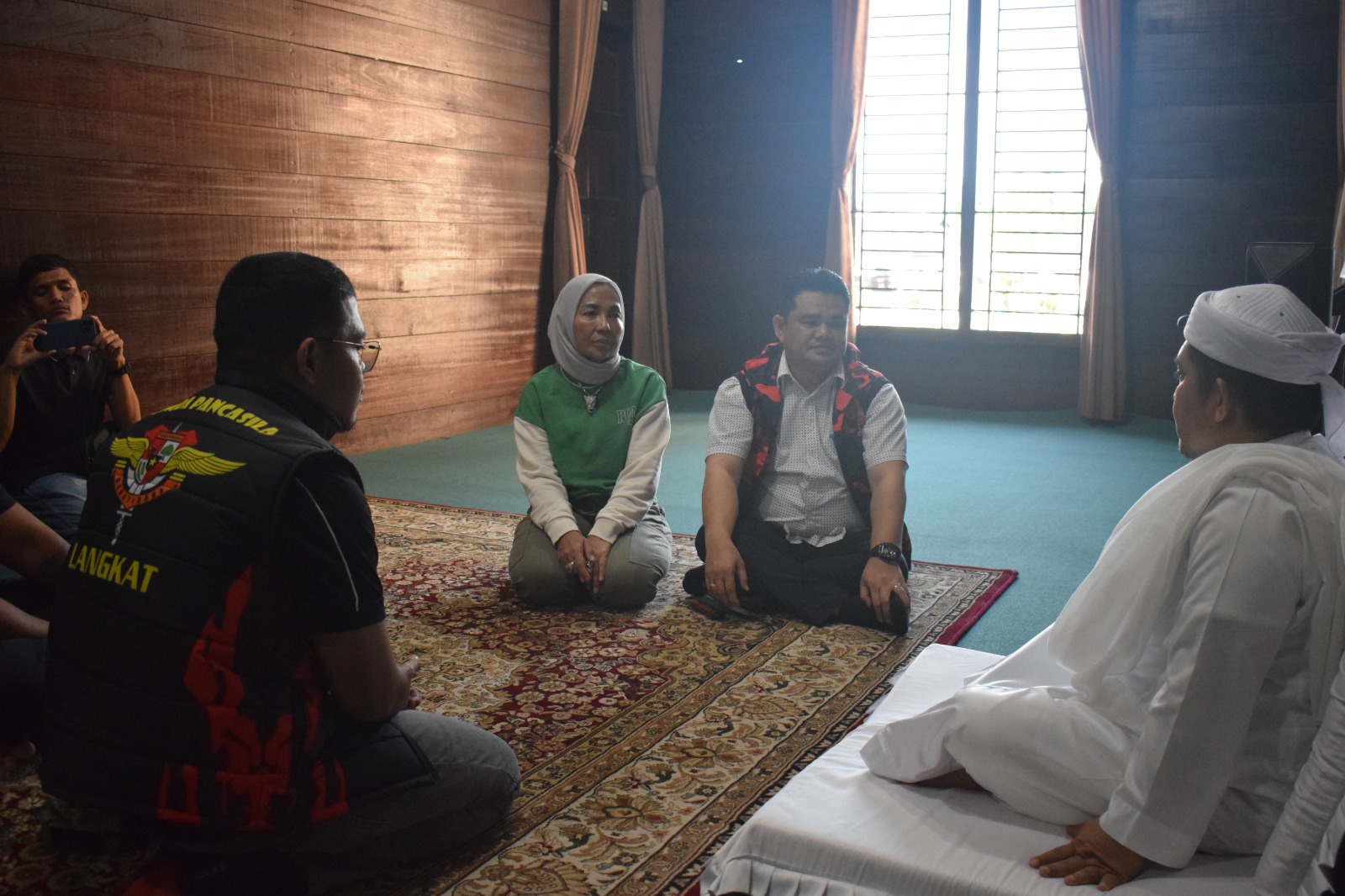 Ketua DPRD Langkat Serahkan Bantuan ke Tuan Guru Babussalam dan Warga Korban Banjir