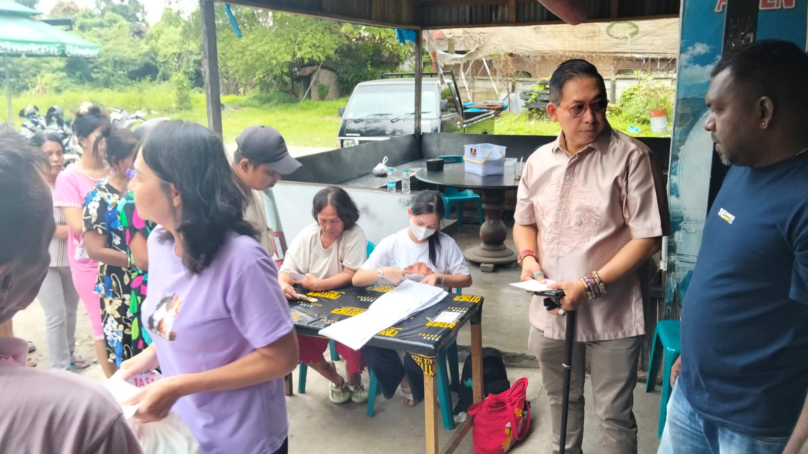 HUT Se Mien Fo, Wong Chun Sen bersama Cetiya Arya Karuna Bagikan Ratusan Paket Sembako Bagi Warga Kurang Mampu