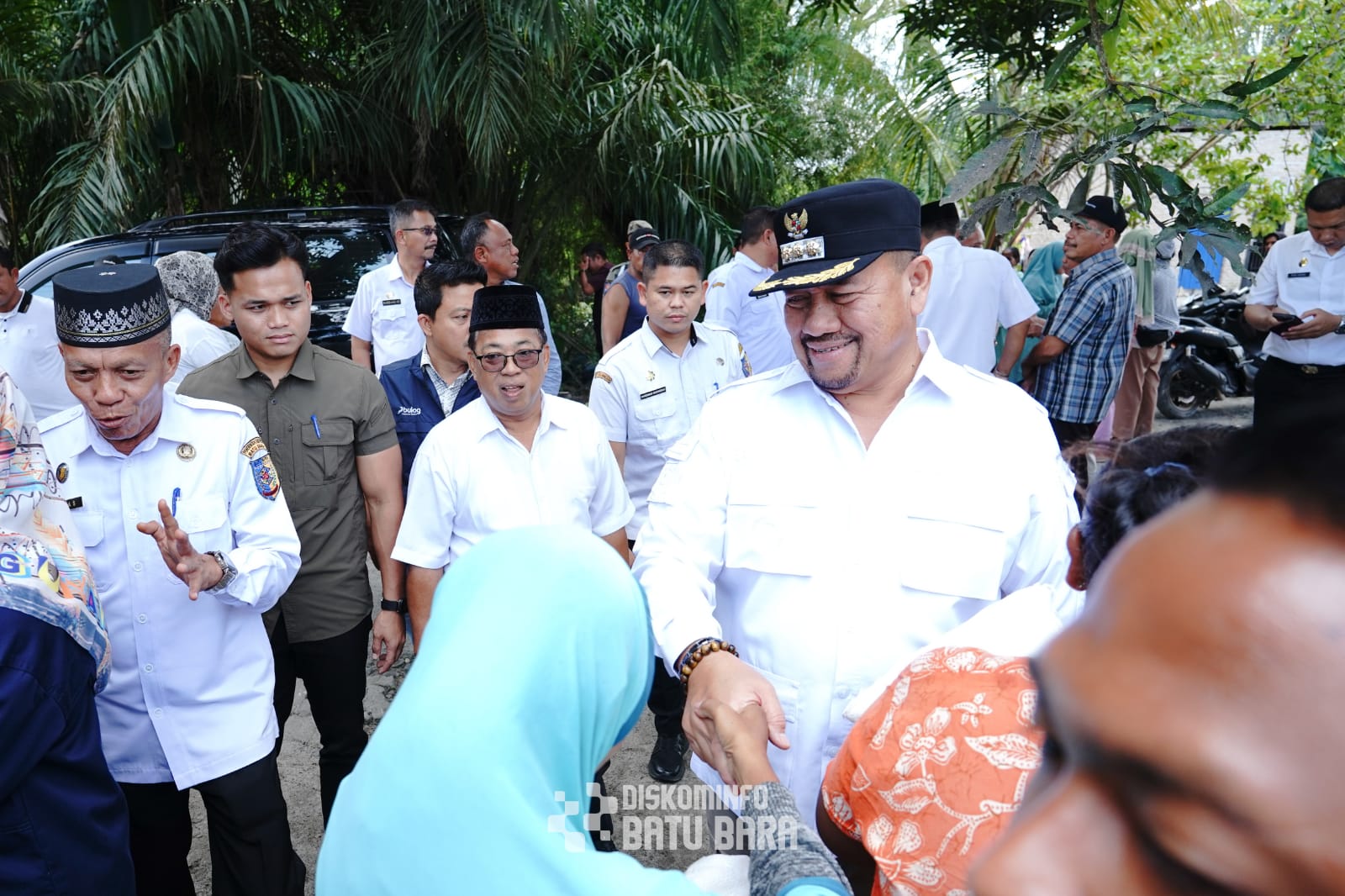 Bupati Baharuddin Siagian Bersama Bapanas Serahkan Bantuan Terhadap Korban Banjir