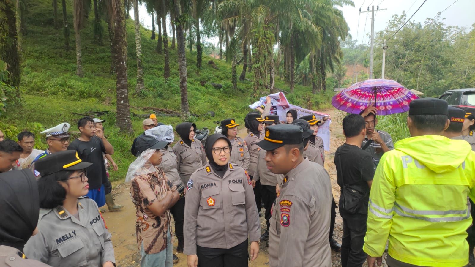 Polwan Polda Sumut Salurkan Bantuan Sosial kepada Korban Banjir di Pangkalan Brandan