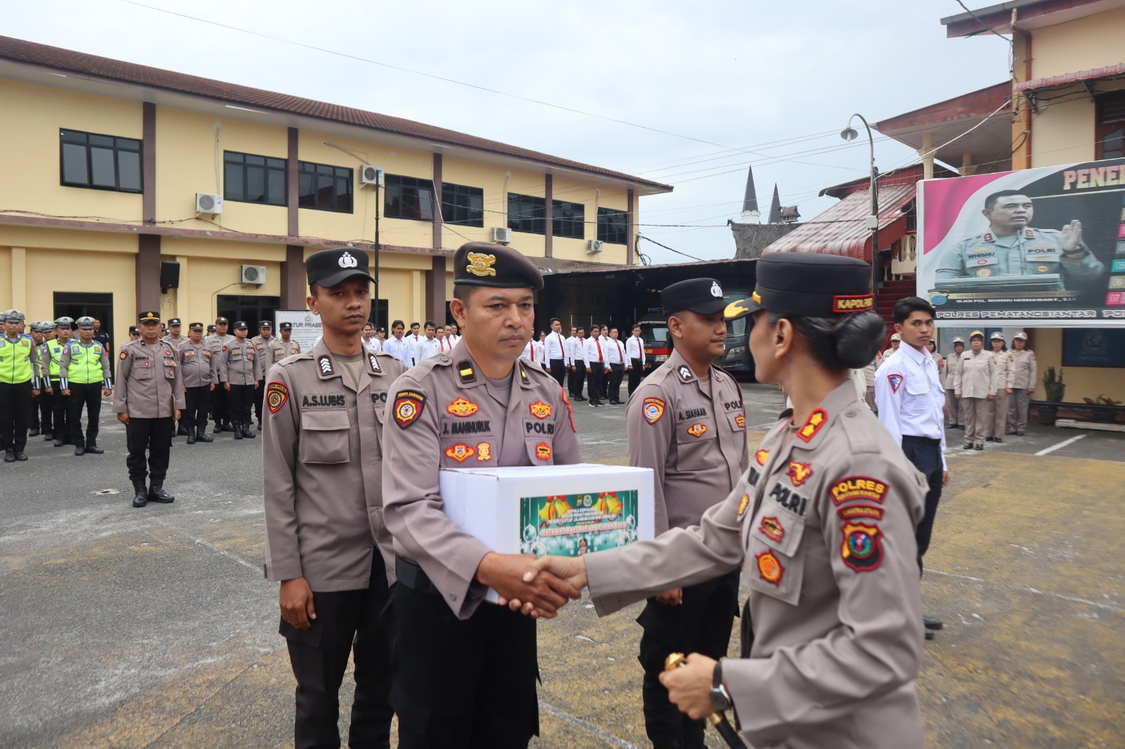 Kapolres Pematangsiantar Pimpin Apel Jam Pimpinan Dirangkai Dengan Pemberian Bingkisan Natal kepada Personil