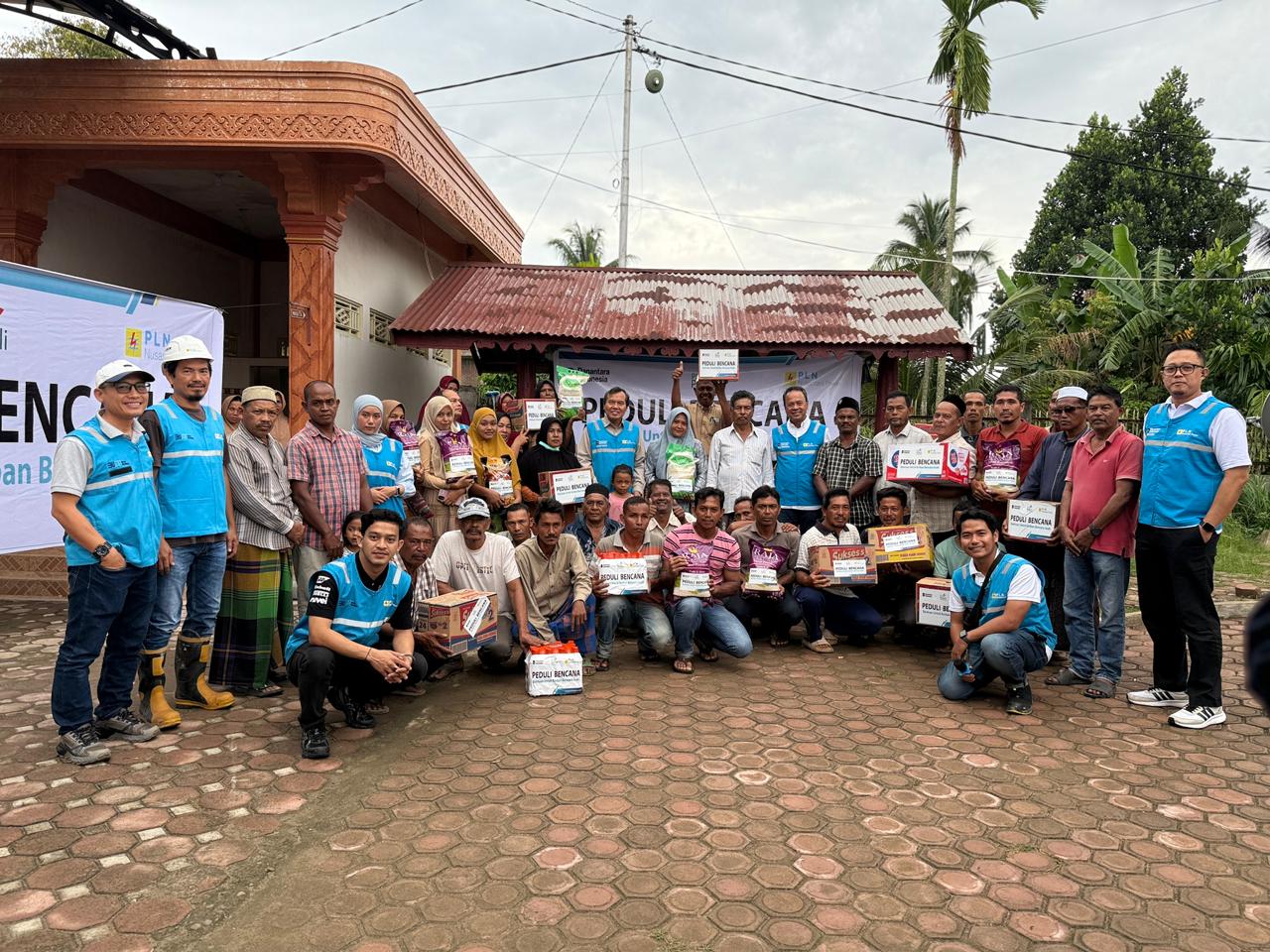 PLN Nusantara Power Salurkan Bantuan Kemanusiaan untuk Warga Terdampak Banjir Bandang di Cot Trueng