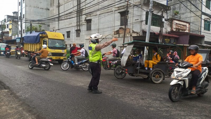 Satlantas Polres Sergai Giat Pengaturan dan Beri Himbauan Tertib Berlalu Lintas di Jalinsum